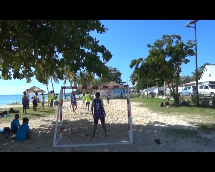 rencontre hand ball organisé par l'UNSS sur la plage du 3ème Pont