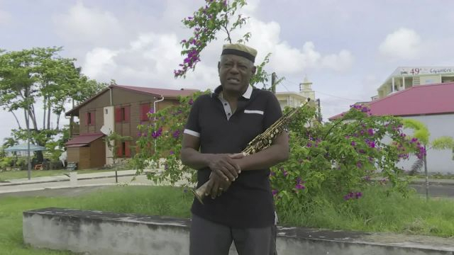 Camille Sopran'n offre un dernier  hommage au très regretté saxophoniste Manu Dibango