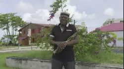 Camille Sopran'n offre un dernier  hommage au très regretté saxophoniste Manu Dibango