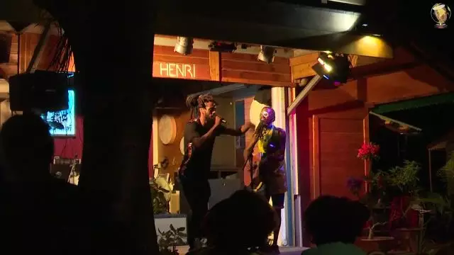 Les ''concerts silencieux'' Chez Henri - Esy Kennenga et son carnet de voyage