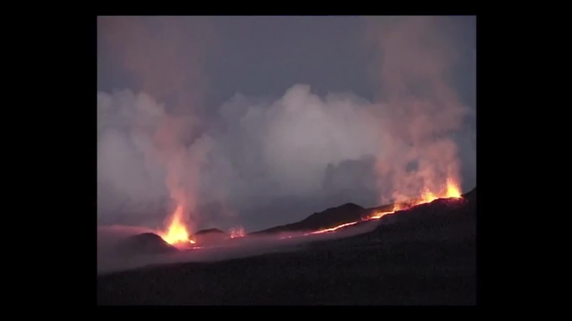 Images d'îles : la Fournaise, volcan à la Réunion s'est réveillée...