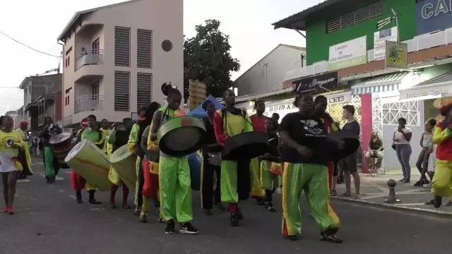 Les Musiques du Carnaval Antillais : un reportage au coeur des déboulés
