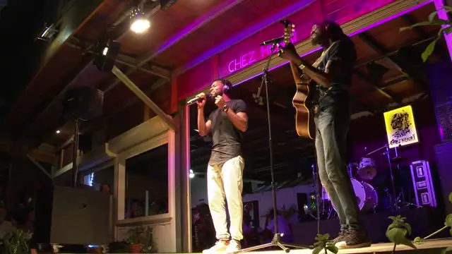 Esy Kennenga présente solda lanmou en concert silencieux Chez Henri