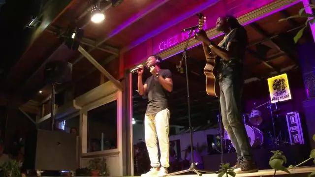 Esy Kennenga présente solda lanmou en concert silencieux Chez Henri