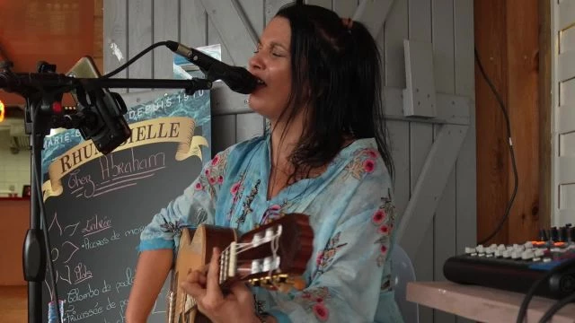 La chanteuse ILLU interprète 'Tous les mêsmes'  un direct Marie-Galante