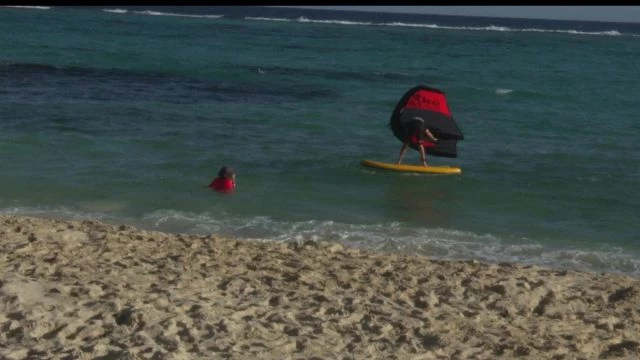 Initiation wind foil sur la plage de la Feuillère à Capesterre