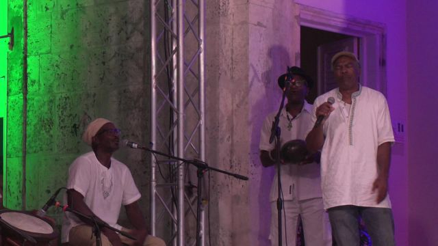 Mango Fil présente le chant 'A la monté' sur un air de gwoka