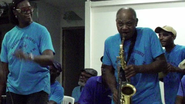 Un chanté nwèl traditionnel des Antilles avec MC Grelin