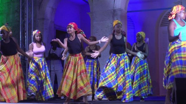 Un chant traditionnel du Lewoz : PAPA VELO interprété par Mango Fil